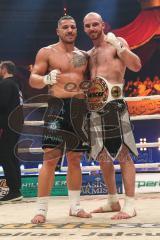 Stekos Fight Night 2018 - Thaiboxen - Weltmeisterschaft - WKU - Titelverteidigung - Pietro Vecchio GER) gegen Shaun Law (ENG), Sieger Shaun Law, links Pietro Vecchio und rechts der neue Weltmeister Shaun Law aus England