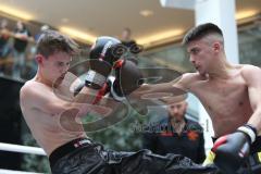 Kickboxen - Deutsche Meisterschaft Pro Amateure Jugend VK-48 Kg - schwarze Hose Homer Richard vom Kickboxtempel Ingolstadt - gelbe Hose Mezineler Kerem Can von Team Sharks Sindelfingen - Foto: Jürgen Meyer
