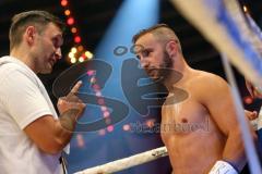 Stekos Fight Night 2018 - Kickboxen - Weltmeisterschaft - WKU Weltmeisterschaft Thaiboxen bis 76 kg, David Dardan Morina (GER) gegen Christian Guiderdone (ITA), Punktsieger Morina, Dardan Morina mit Trainer Mladen Steko