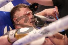 Stekos Fight Night - Postpalast - Kickboxen - Boxen - K1 - WKU WM - Thaiboxen - Michale Smolik (GER) weisse Handschuhe gegen Enver Sljivar (SUI), Sieger Smolik, Cutman leistet Arbeit