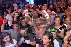 Stekos Fight Night - Postpalast - Kickboxen - Boxen - K1 - WKU Weltmeisterschaft Thaiboxen - Titelverteidiger Dardan David Morina (GER) lässt sich von den Fans feiern