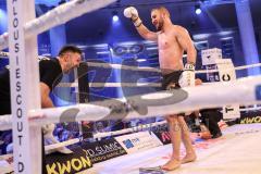 Stekos Fight Night - Postpalast - Kickboxen - Boxen - K1 - WKU Weltmeisterschaft Thaiboxen - Titelverteidiger Dardan David Morina (GER) weisse Handschuhe gegen Kamon Chetphaophan (THA), schwarze Handschuhe, Sieger Morina, links Trainer Mladen Steko