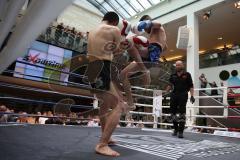 Kickboxen - WM Kampf ISKA - K1 - 59 Kg - blaue Hose Herrausforderer Szajko Jan vom Kickboxtempel Ingolstadt - schwarze Hose amtierender Weltmeister Hosseini Qurban vom Iron Fist Gym Vienna - Foto: Jürgen Meyer