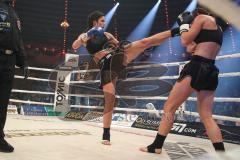 Stekos Fight Night 2018 - Kickboxen - Weltmeisterschaft - WKU - Lowkick - Marie Lang (GER) gegen Rebeka Szendrei (HUN) - Siegerin nach Punkten Maria Lang, Marie Lang links