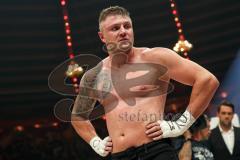 Stekos Fight Night 2018 - Kickboxen - Weltmeisterschaft - Thaiboxen, WKU Verband, bis 95 kg, Michael Smilok (GER) gegen Herausforderer Enver Sljiver (SUI), Sieger durch KO Michael Smolik, Michael Smolik vor dem Urteil