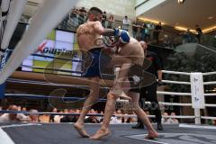 Kickboxen - WM Kampf ISKA - K1 - 59 Kg - blaue Hose Herrausforderer Szajko Jan vom Kickboxtempel Ingolstadt - schwarze Hose amtierender Weltmeister Hosseini Qurban vom Iron Fist Gym Vienna - Foto: Jürgen Meyer