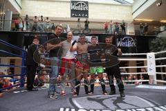 Kickboxen - Deutsche Meisterschaft Pro Amateure Jugend K1-70 Kg - Sieger rote Hose Vass Christopher vom Kickboxtempel Ingolstadt - grüne Hose Safaridis Kostas von Kampfschule Sparte München - links Peter Aerts,weisses T-Shirt Jens Lintow - Foto: Jürgen Me