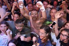 Stekos Fight Night - Postpalast - Kickboxen - Boxen - K1 - WKU Weltmeisterschaft Thaiboxen - Titelverteidiger Dardan David Morina (GER) lässt sich von den Fans feiern