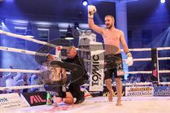 Stekos Fight Night - Postpalast - Kickboxen - Boxen - K1 - WKU Weltmeisterschaft Thaiboxen - Titelverteidiger Dardan David Morina (GER) weisse Handschuhe gegen Kamon Chetphaophan (THA), schwarze Handschuhe, Sieger Morina