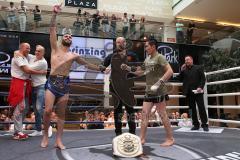 Kickboxen - WM Kampf ISKA - K1 - 59 Kg - blaue Hose neuer Weltmeister Szajko Jan vom Kickboxtempel Ingolstadt - schwarze Hose Hosseini Qurban vom Iron Fist Gym Vienna - Foto: Jürgen Meyer