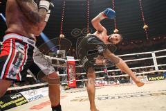 Stekos Fight Night 2018 - Kickboxen - Weltmeisterschaft - WKU Weltmeisterschaft Thaiboxen bis 76 kg, David Dardan Morina (GER) gegen Christian Guiderdone (ITA), Punktsieger Morina, Dardan Morina schwarze Hose, Drehckick