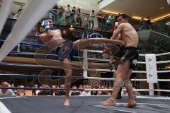 Kickboxen - WM Kampf ISKA - K1 - 59 Kg - blaue Hose Herrausforderer Szajko Jan vom Kickboxtempel Ingolstadt - schwarze Hose amtierender Weltmeister Hosseini Qurban vom Iron Fist Gym Vienna - Foto: Jürgen Meyer