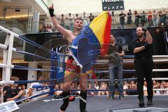 Kickboxen - Deutsche Meisterschaft Pro Amateure Jugend K1-70 Kg - Sieger rote Hose Vass Christopher vom Kickboxtempel Ingolstadt - grüne Hose Safaridis Kostas von Kampfschule Sparte München - Foto: Jürgen Meyer