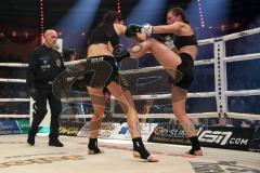 Stekos Fight Night 2018 - Kickboxen - Weltmeisterschaft - WKU - Lowkick - Marie Lang (GER) gegen Rebeka Szendrei (HUN) - Siegerin nach Punkten Maria Lang, Marie Lang links