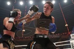 Stekos Fight Night 2018 - Kickboxen - Weltmeisterschaft - WKU - Lowkick - Marie Lang (GER) gegen Rebeka Szendrei (HUN) - Siegerin nach Punkten Maria Lang, Marie Lang rechts