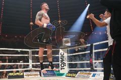 Stekos Fight Night 2018 - Kickboxen - Weltmeisterschaft - Thaiboxen, WKU Verband, bis 95 kg, Michael Smilok (GER) gegen Herausforderer Enver Sljiver (SUI), Sieger durch KO Michael Smolik, Michael Smolik Jubel Sieg, rechts Mladen Steko