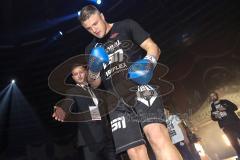 Stekos Fight Night 2018 - Kickboxen - Weltmeisterschaft - Thaiboxen, WKU Verband, bis 95 kg, Michael Smilok (GER) gegen Herausforderer Enver Sljiver (SUI), Sieger durch KO Michael Smolik, Einmarsch Michael Smolik