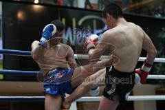 Kickboxen - WM Kampf ISKA - K1 - 59 Kg - blaue Hose Herrausforderer Szajko Jan vom Kickboxtempel Ingolstadt - schwarze Hose amtierender Weltmeister Hosseini Qurban vom Iron Fist Gym Vienna - Foto: Jürgen Meyer