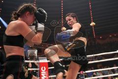 Stekos Fight Night 2018 - Kickboxen - Weltmeisterschaft - WKU - Lowkick - Marie Lang (GER) gegen Rebeka Szendrei (HUN) - Siegerin nach Punkten Maria Lang, Marie Lang rechts