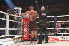 Stekos Fight Night 2018 - Kickboxen - Weltmeisterschaft - Thaiboxen, WKU Verband, bis 95 kg, Michael Smilok (GER) gegen Herausforderer Enver Sljiver (SUI), Sieger durch KO Michael Smolik, Enver Sljiver dreht sich um wird ausgezählt KO