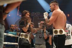 Stekos Fight Night 2018 - Kickboxen - Weltmeisterschaft - Thaiboxen, WKU Verband, bis 95 kg, Michael Smilok (GER) gegen Herausforderer Enver Sljiver (SUI), Sieger durch KO Michael Smolik, Michael Smolik Liebeserklärung im Ring