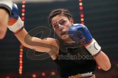 Stekos Fight Night 2018 - Kickboxen - Weltmeisterschaft - WKU - Lowkick - Marie Lang (GER) gegen Rebeka Szendrei (HUN) - Siegerin nach Punkten Maria Lang, Marie Lang rechts