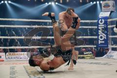 Steko´s Fight Club - Circus Krone - Kickboxen K1 - Weltmeisterschaft (bis 76 Kilo) - Dardan Morina (D) gegen Erkan Varol (Türkei), Sieger nach Punkten Dardan Morina rechts schlägt seinen Gegner zu Boden