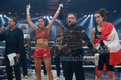 Steko´s Fight Club - Circus Krone - Münchnerin Marie Lang verteidigt WKU-WM-Titel in der Klasse bis 62,5 Kilo gegen die Libanesin Dr. Rola Khaled (schwarz) Punktsieg