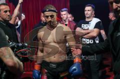 Steko´s Fight Club - Circus Krone - Kickboxen K1 - Weltmeisterschaft (bis 76 Kilo) - Dardan Morina (D) gegen Erkan Varol (Türkei), Sieger nach Punkten Dardan Morina, Einmarsch Morina