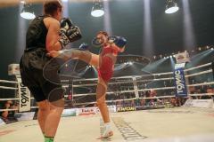 Steko´s Fight Club - Circus Krone - Münchnerin Marie Lang verteidigt WKU-WM-Titel in der Klasse bis 62,5 Kilo gegen die Libanesin Dr. Rola Khaled (schwarz)
