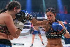 Steko´s Fight Night - WKU Weltmeisterschaft - Kickboxen, bis 62,5 Kg, Titelverteidigerin Marie Lang (München, grau-schwarze Hose) gegen Ajla Lukac (Serbien, schwarz-blaue Hose), Sieger Marie Lang nach Punkten