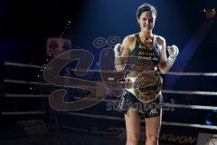 Steko´s Fight Night - WKU Weltmeisterschaft - Kickboxen, bis 62,5 Kg, Titelverteidigerin Marie Lang (München, grau-schwarze Hose) gegen Ajla Lukac (Serbien, schwarz-blaue Hose), Sieger Marie Lang nach Punkten