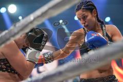 Steko´s Fight Night - WKU Weltmeisterschaft - Kickboxen, bis 62,5 Kg, Titelverteidigerin Marie Lang (München, grau-schwarze Hose) gegen Ajla Lukac (Serbien, schwarz-blaue Hose), Sieger Marie Lang nach Punkten