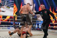 Steko´s Fight Night - WKU Weltmeisterschaft - K1, bis 76 Kg, Titelverteidiger Dardan Morina (Ingolstadt, schwarze Hose) gegen Vladimir Konsky (SVK, schwarz-rote Hose), Sieger Dardan Morina nach Punkten. Morina schlägt ihn hier zu Boden