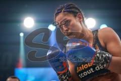 Steko´s Fight Night - WKU Weltmeisterschaft - Kickboxen, bis 62,5 Kg, Titelverteidigerin Marie Lang (München, grau-schwarze Hose) gegen Ajla Lukac (Serbien, schwarz-blaue Hose), Sieger Marie Lang nach Punkten