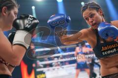 Steko´s Fight Night - WKU Weltmeisterschaft - Kickboxen, bis 62,5 Kg, Titelverteidigerin Marie Lang (München, grau-schwarze Hose) gegen Ajla Lukac (Serbien, schwarz-blaue Hose), Sieger Marie Lang nach Punkten