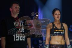 Steko´s Fight Night - WKU Weltmeisterschaft - Kickboxen, bis 62,5 Kg, Titelverteidigerin Marie Lang (München, grau-schwarze Hose) gegen Ajla Lukac (Serbien, schwarz-blaue Hose), Trainer Mladen Steko mit Marie Lang vor dem Kampf