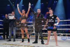 Steko´s Fight Night - WKU Weltmeisterschaft - Kickboxen, bis 62,5 Kg, Titelverteidigerin Marie Lang (München, grau-schwarze Hose) gegen Ajla Lukac (Serbien, schwarz-blaue Hose), Sieger Marie Lang nach Punkten