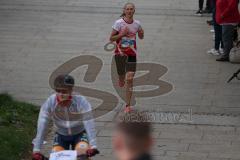 Halbmarathon Ingolstadt 2022 - 1. Siegerin der Frauen - REICHHOLD Magdalena  TSV Wolnzach auf der Laufstrecke - Foto: Jürgen Meyer