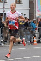 Halbmarathon Ingolstadt 2022 - 1. Siegerin der Frauen - REICHHOLD Magdalena  TSV Wolnzach auf der Laufstrecke - Foto: Jürgen Meyer