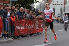 Halbmarathon Ingolstadt 2022 - 1. Siegerin der Frauen - REICHHOLD Magdalena  TSV Wolnzach im Zieleinlauf - Foto: Jürgen Meyer