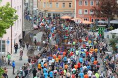 Halbmarathon Ingolstadt 2022 - Start vom Halbmarathon Ingolstadt - Läufer laufen durch die Innenstadt - Foto: Jürgen Meyer