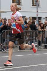 Halbmarathon Ingolstadt 2022 - 1. Siegerin der Frauen - REICHHOLD Magdalena  TSV Wolnzach auf der Laufstrecke - Foto: Jürgen Meyer