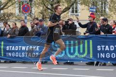 Halbmarathon Ingolstadt 2022 - 1. Sieger - HUG Tom 	GER	- SV Bayreuth auf der Laufstrecke - Foto: Jürgen Meyer