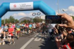 Halbmarathon 2026 - Halbmarathon 2026  - Läufer auf der Strecke - Handy - Foto: Meyer Jürgen