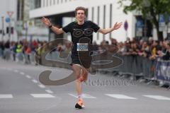 Halbmarathon Ingolstadt 2022 - 1. Sieger - HUG Tom 	GER	- SV Bayreuth im Zieleinlauf - Foto: Jürgen Meyer