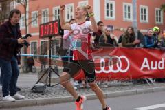 Halbmarathon Ingolstadt 2022 - 1. Siegerin der Frauen - REICHHOLD Magdalena  TSV Wolnzach im Zieleinlauf - Foto: Jürgen Meyer