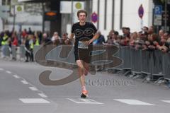 Halbmarathon Ingolstadt 2022 - 1. Sieger - HUG Tom 	GER	- SV Bayreuth im Zieleinlauf - Foto: Jürgen Meyer