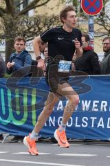 Halbmarathon Ingolstadt 2022 - 1. Sieger - HUG Tom 	GER	- SV Bayreuth auf der Laufstrecke - Foto: Jürgen Meyer