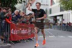 Halbmarathon Ingolstadt 2022 - 1. Sieger - HUG Tom 	GER	- SV Bayreuth im Zieleinlauf - Foto: Jürgen Meyer